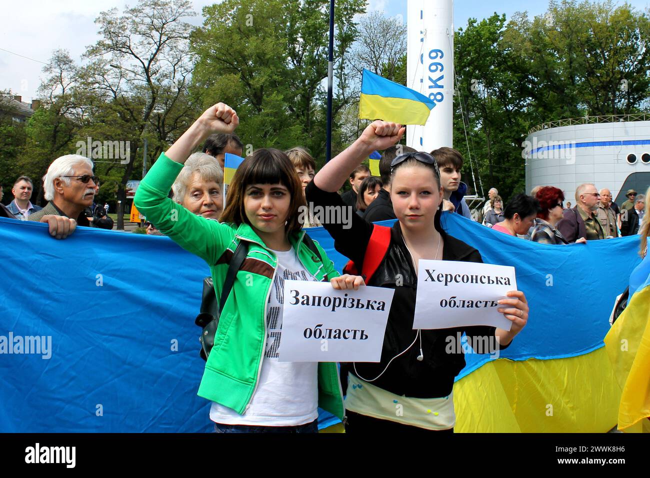 2 ragazze hanno parole in ucraino - regione di Zaporizhzhia, regione di Kherson. Sostegno dell'Ucraina unita, contro l'occupazione delle regioni ucraine. Russia S wa Foto Stock