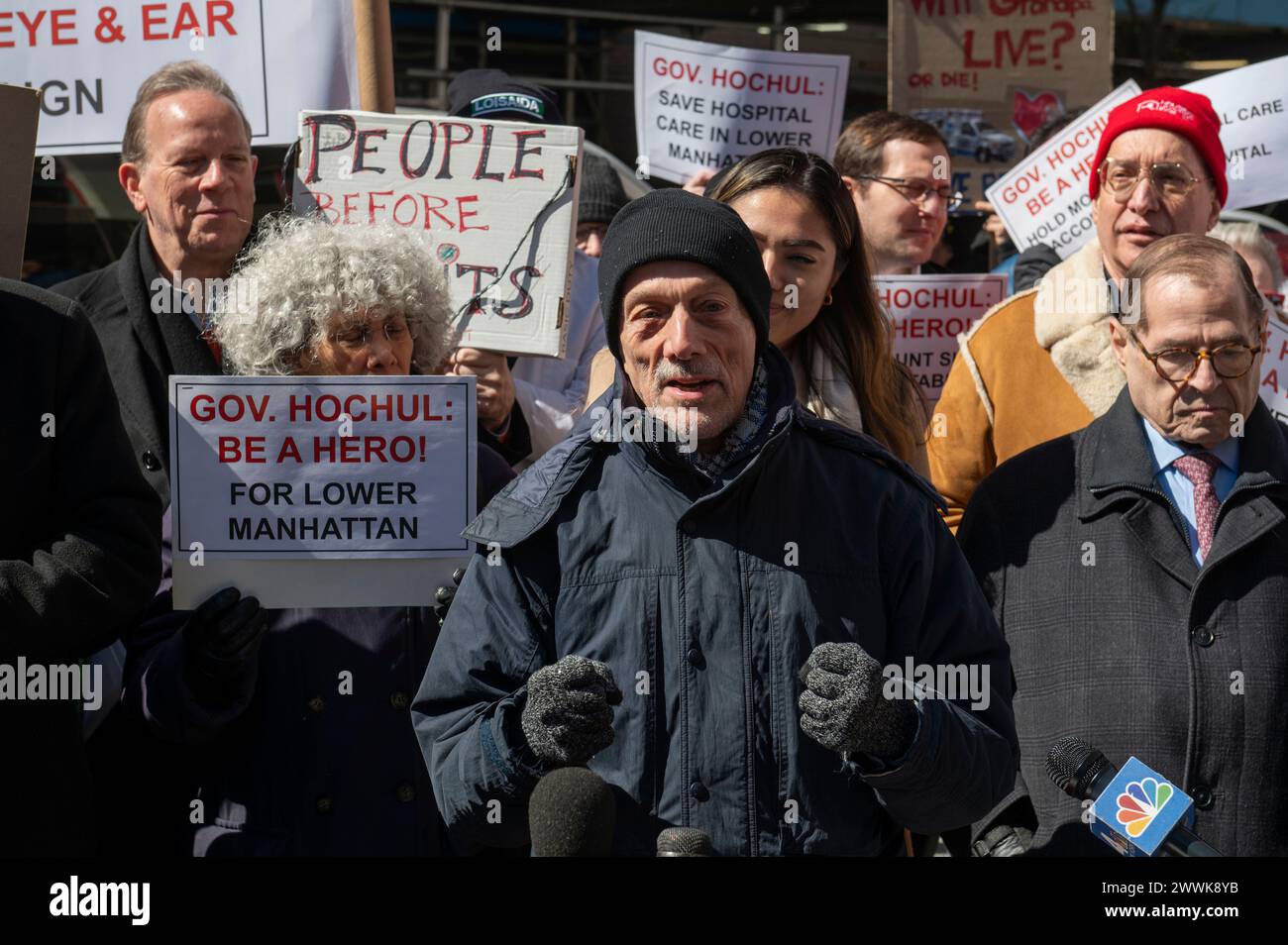 New York, Stati Uniti. 24 marzo 2024. NEW YORK, NEW YORK - 24 MARZO: L'attivista Mark Hannay parla ad un raduno per tenere aperto il Mount Sinai Beth Israel Hospital mentre la chiusura prevista di luglio del campus di 16 Street si avvicina il 24 marzo 2024 a New York. Crediti: Ron Adar/Alamy Live News Foto Stock