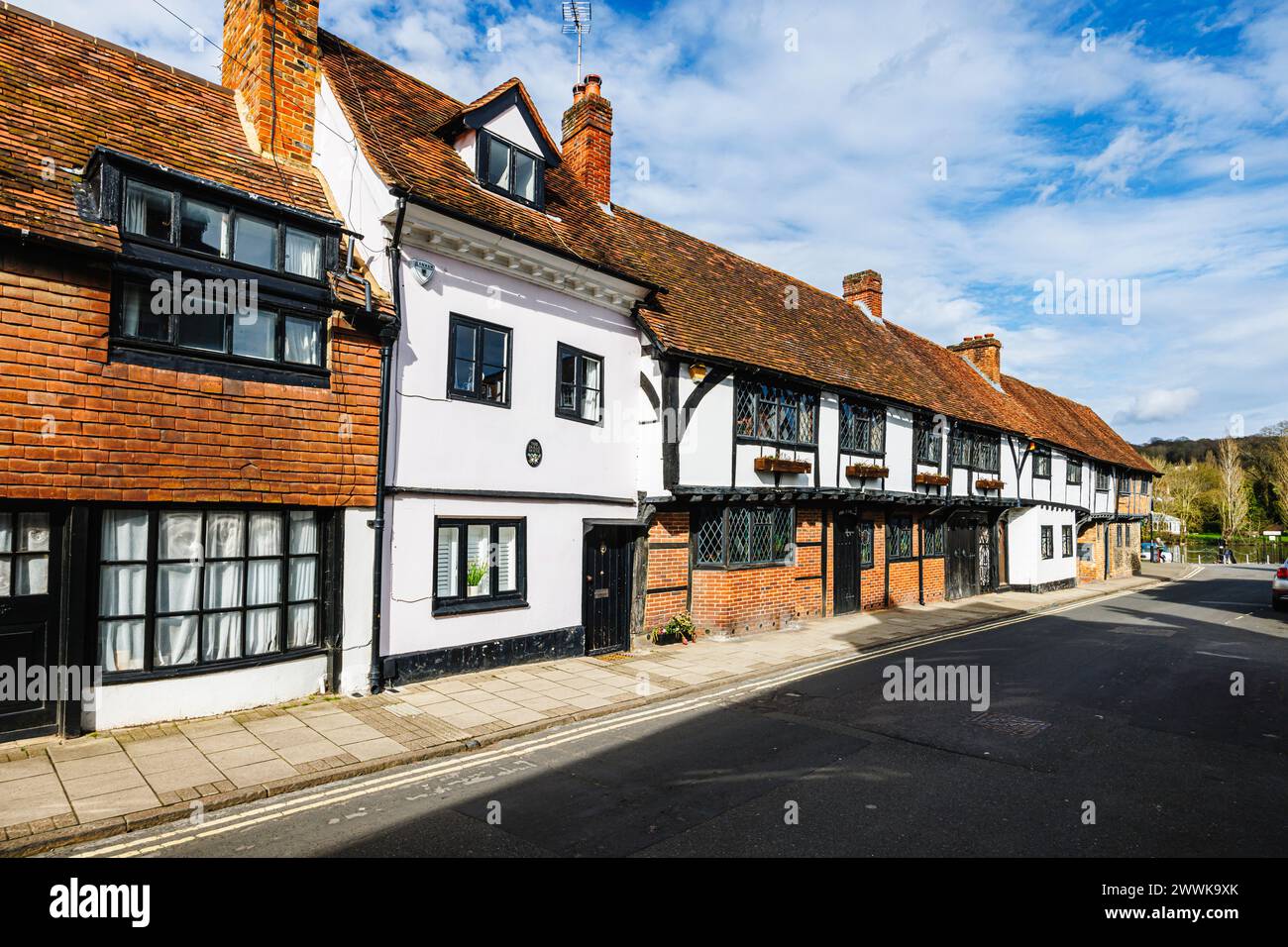 Una fila di storiche case e cottage in legno con "Old Timbers" e "Dolls House" in Friday Street a Henley-on-Thames, nel sud dell'Oxfordshire Foto Stock