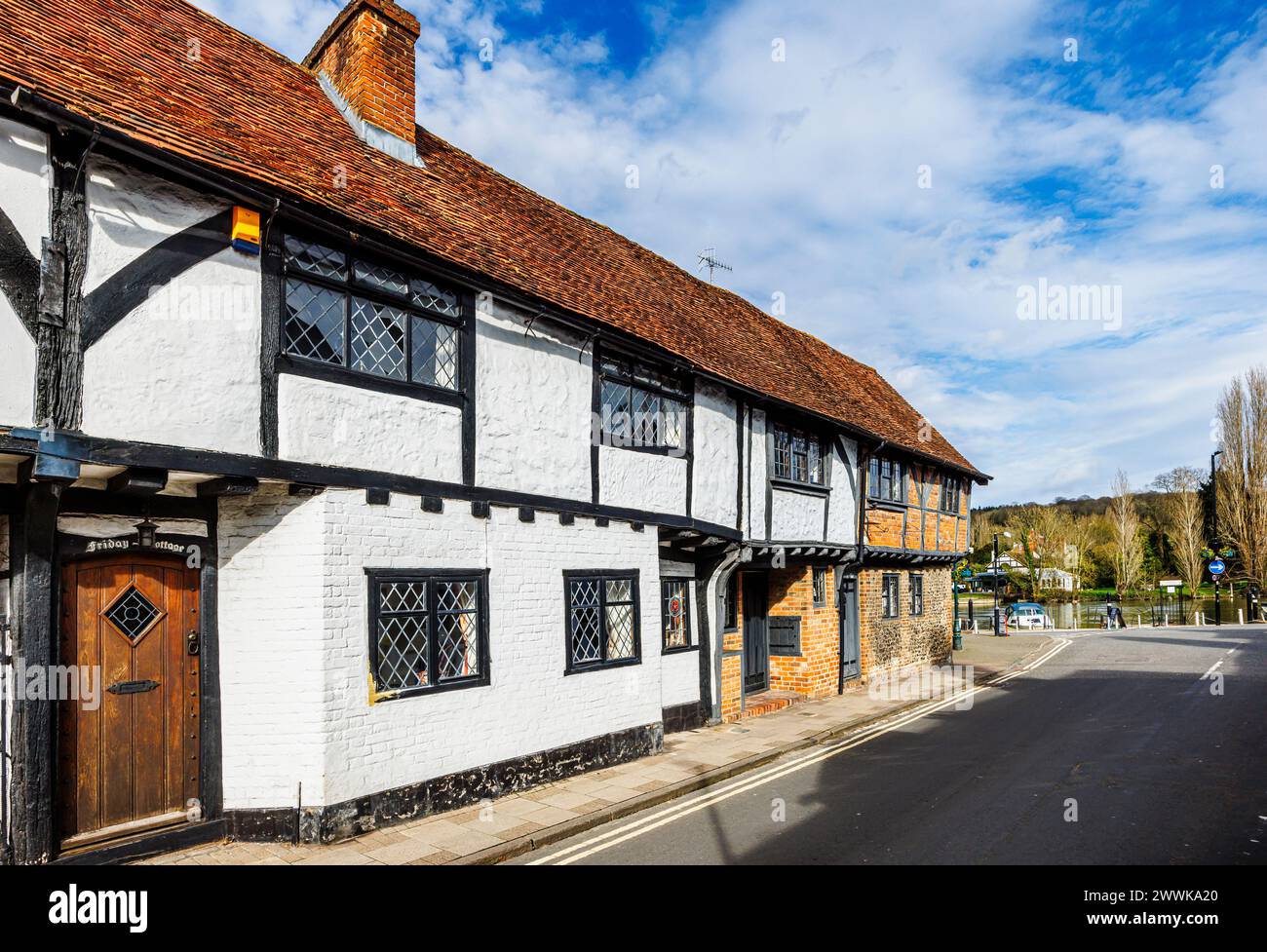 Case ed edifici storici in legno, tra cui il "Friday Cottage" in Friday Street a Henley-on-Thames, una città nel sud dell'Oxfordshire Foto Stock