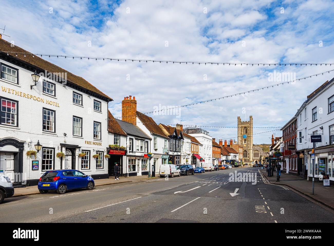 Vista verso St Mary the Virgin Church in Hart Street, la principale via dello shopping di Henley-on-Thames, una città nel sud dell'Oxfordshire Foto Stock