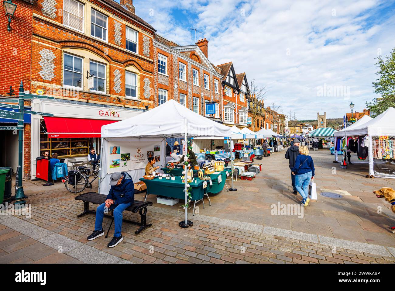 Bancarelle all'aperto in Market Square, Henley-on-Thames, una città nel sud dell'Oxfordshire Foto Stock
