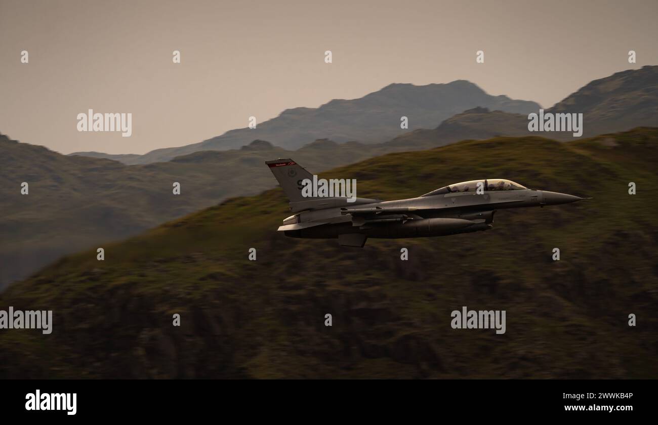 480 FS "Warhawks" di livello basso della base aerea di Spangdahlem. General Dynamics F-16D Fighting Falcon - Dunmail Raise, Lake District, Regno Unito. Foto Stock