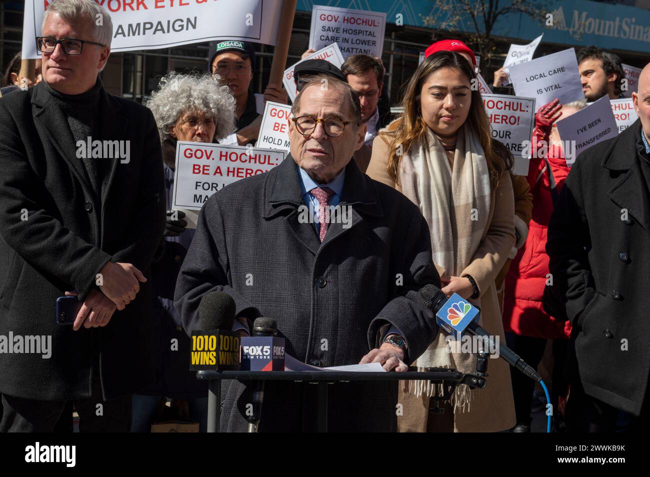 New York, New York, Stati Uniti. 24 marzo 2024. (NUOVO) i funzionari eletti che rappresentano il raduno di Lower Manhattan come Mount Sinai Beth Israel pianificò la chiusura. 24 marzo 2024, New York, New York, Stati Uniti d'America: Il deputato americano Jerry Nadlerparla ad un raduno chiamato per mantenere il Mount Sinai Beth Israel Hospital aperto mentre la chiusura prevista di luglio del campus di 16 Street si avvicina il 24 marzo 2024 a New York. (Credito: M10s/TheNews2) (foto: M10s/Thenews2/Zumapress) (immagine di credito: © Ron Adar/TheNEWS2 via ZUMA Press Wire) SOLO PER USO EDITORIALE! Non per USO commerciale! Foto Stock