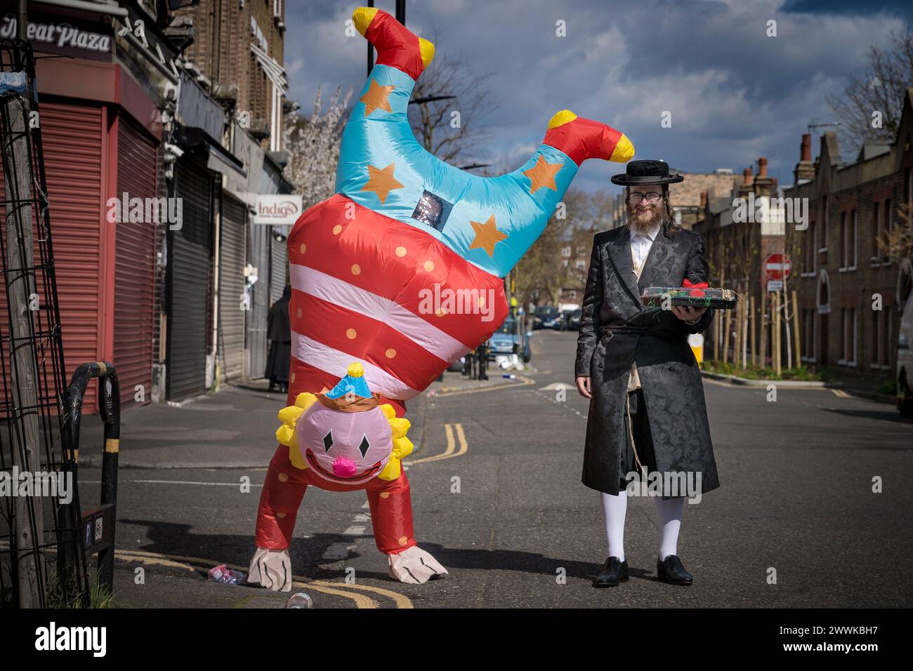 Londra, Regno Unito. 24 marzo 2024. Gli ebrei haredi britannici nel nord di Londra si riuniscono in abiti eleganti per celebrare la festa religiosa annuale di Purim. Crediti: Guy Corbishley/Alamy Live News Foto Stock