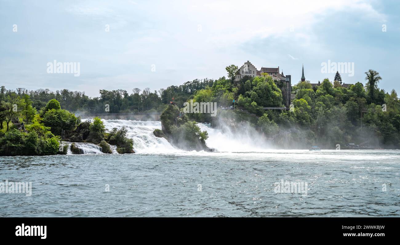 Descrizione: I turisti guardano le imponenti cascate sotto il castello di Laufen alle cascate del Reno dalle rocce e dalle barche turistiche. Cascate del Reno, Neuhausen Foto Stock