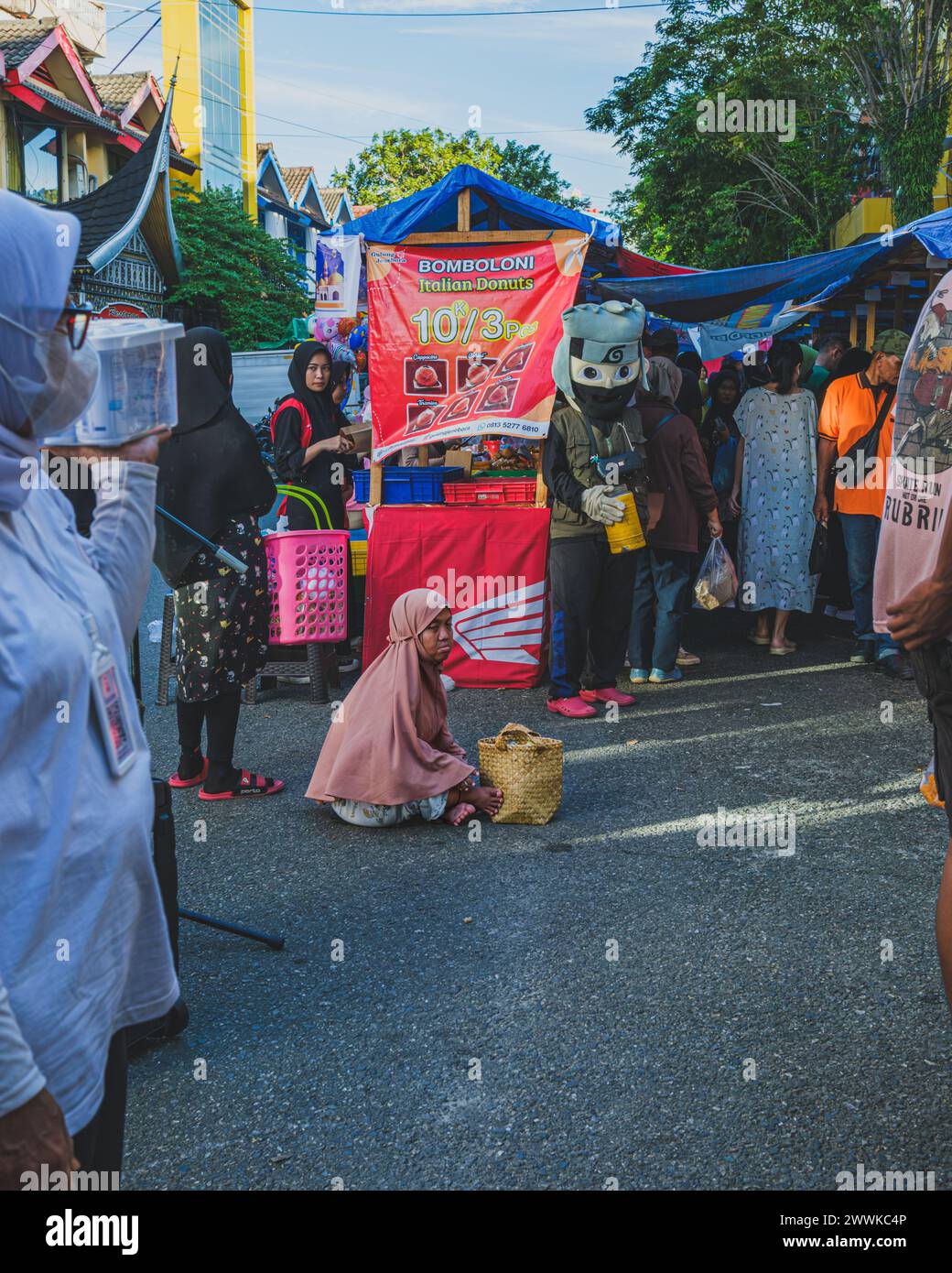 Balikpapan, Indonesia - 22 marzo 2024. sta aspettando che le persone passino per darle un po' di soldi. Foto Stock
