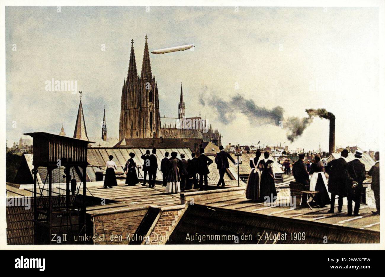 1909 , 5 agosto , COLONIA , GERMANIA : il GRAF ZEPPELIN II sorvola Colonia . Il primo viaggio intorno alla Cattedrale di Colonia (il Kolner Dom), con persone che si arrampicano sui tetti delle case che osservano l'evento storico. Foto di un fotografo sconosciuto . DIGITALMENTE COLORIREZ . - GERMANIA - DUOMO CATTEDRALE DI COLONIA - VOLO - FLY - POSTA AEREA - POSTA AEREA - VIAGGIO - GERMANIA - FOTO STORICHE - FOTO STORICHE - CASA - HOME - ABITAZIONE - ARCHITETTURA - ARCHITETTURA - GEOGRAFIA - GEOGRAFIA - GIARDINO - GIARDINO - DIRIGIBILE - VOLO - FLY - quartiere - città - tetti - tetti - CATTEDRALE - CHIESA - RICORDO Foto Stock