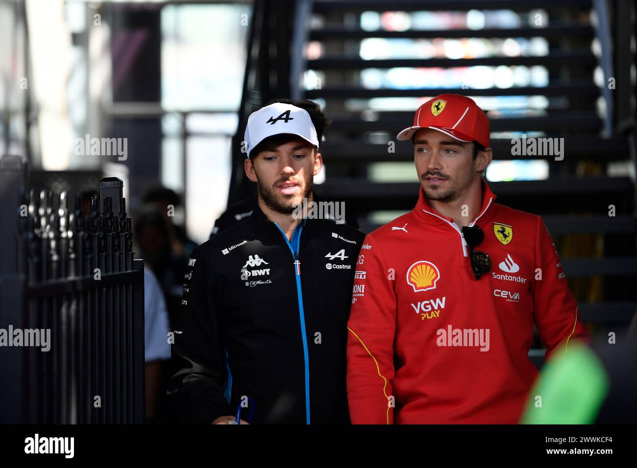 MELBOURNE, AUSTRALIA, 24 marzo 2024. Nella foto 10 Pierre Gasly (fra) BWT Alpine F1 Team e 16 Charles Leclerc (MCO) Scuderia Ferrari tornano al paddock dopo la sfilata dei piloti domenicale al FIA Formula 1 Rolex Australian Grand Prix 2024 3° round dal 22 al 24 marzo presso l'Albert Park Street Circuit di Melbourne, Australia. Crediti: Karl Phillipson/Alamy Live News Foto Stock