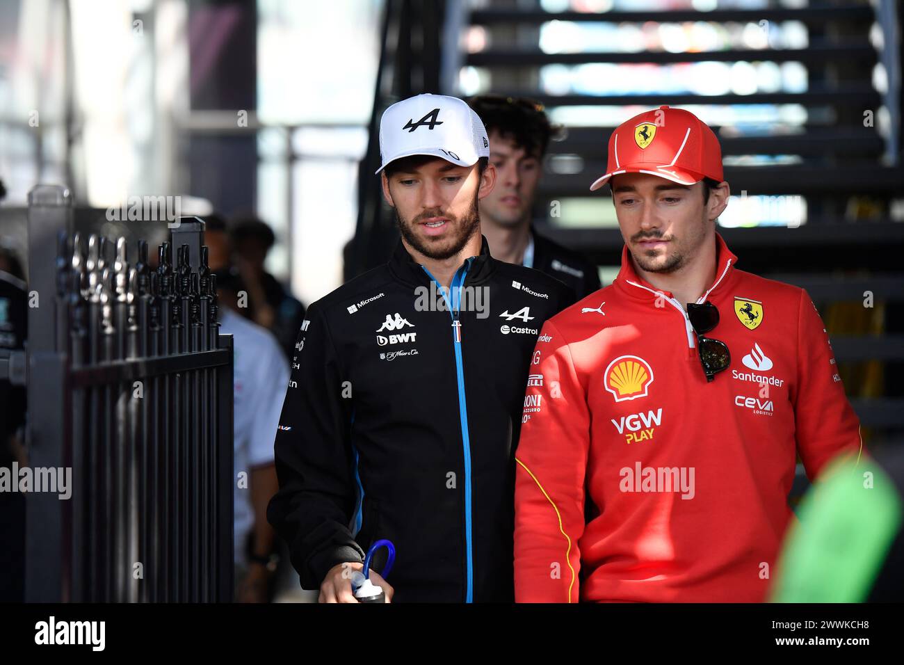 MELBOURNE, AUSTRALIA, 24 marzo 2024. Nella foto 10 Pierre Gasly (fra) BWT Alpine F1 Team e 16 Charles Leclerc (MCO) Scuderia Ferrari tornano al paddock dopo la sfilata dei piloti domenicale al FIA Formula 1 Rolex Australian Grand Prix 2024 3° round dal 22 al 24 marzo presso l'Albert Park Street Circuit di Melbourne, Australia. Crediti: Karl Phillipson/Alamy Live News Foto Stock