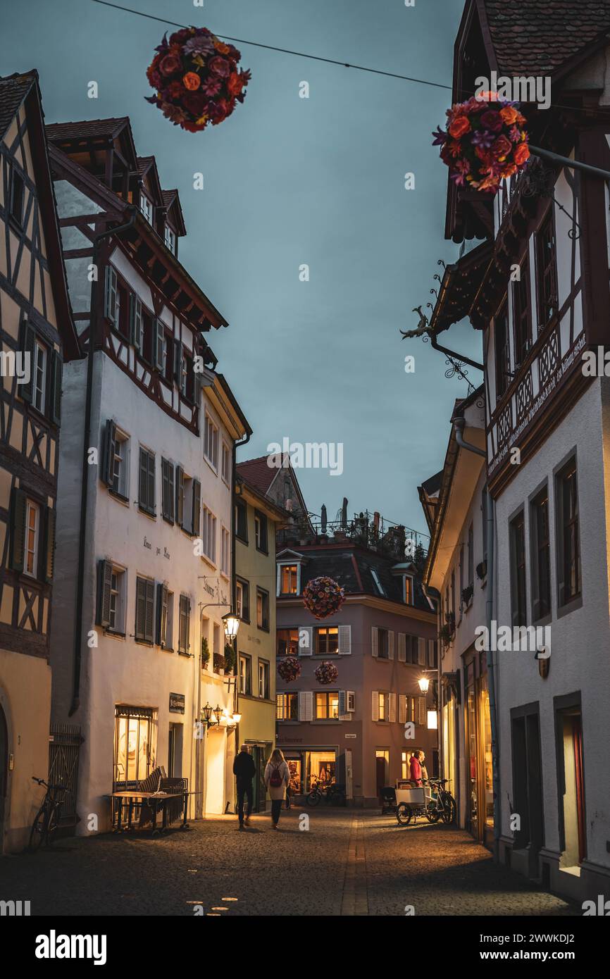 Beschreibung: Romantische Laternenbeleuchtung in der Brückengasse am Abend. Costanza, Bodensee, Baden-Württemberg, Deutschland, Europa. Foto Stock