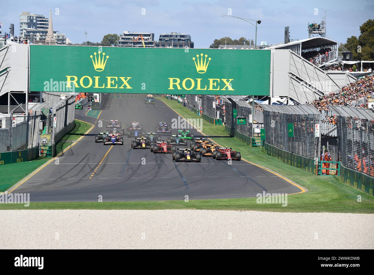 MELBOURNE, AUSTRALIA. 24 marzo 2024. La gara di Formula 1 all'Albert Park Circuit inizia mentre le vetture si dirigono verso la curva 1. FIA Formula 1 Rolex Australian Grand Prix 2024 3° round dal 22 al 24 marzo presso l'Albert Park Street Circuit di Melbourne, Australia. Crediti: Karl Phillipson/Alamy Live News. Foto Stock