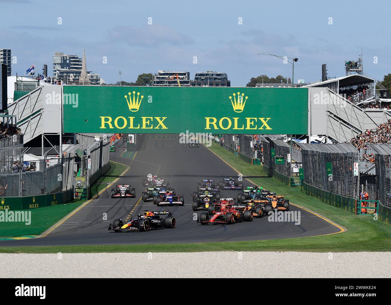 MELBOURNE, AUSTRALIA. 24 marzo 2024. La gara di Formula 1 all'Albert Park Circuit inizia mentre le vetture si dirigono verso la curva 1. FIA Formula 1 Rolex Australian Grand Prix 2024 3° round dal 22 al 24 marzo presso l'Albert Park Street Circuit di Melbourne, Australia. Crediti: Karl Phillipson/Alamy Live News. Foto Stock