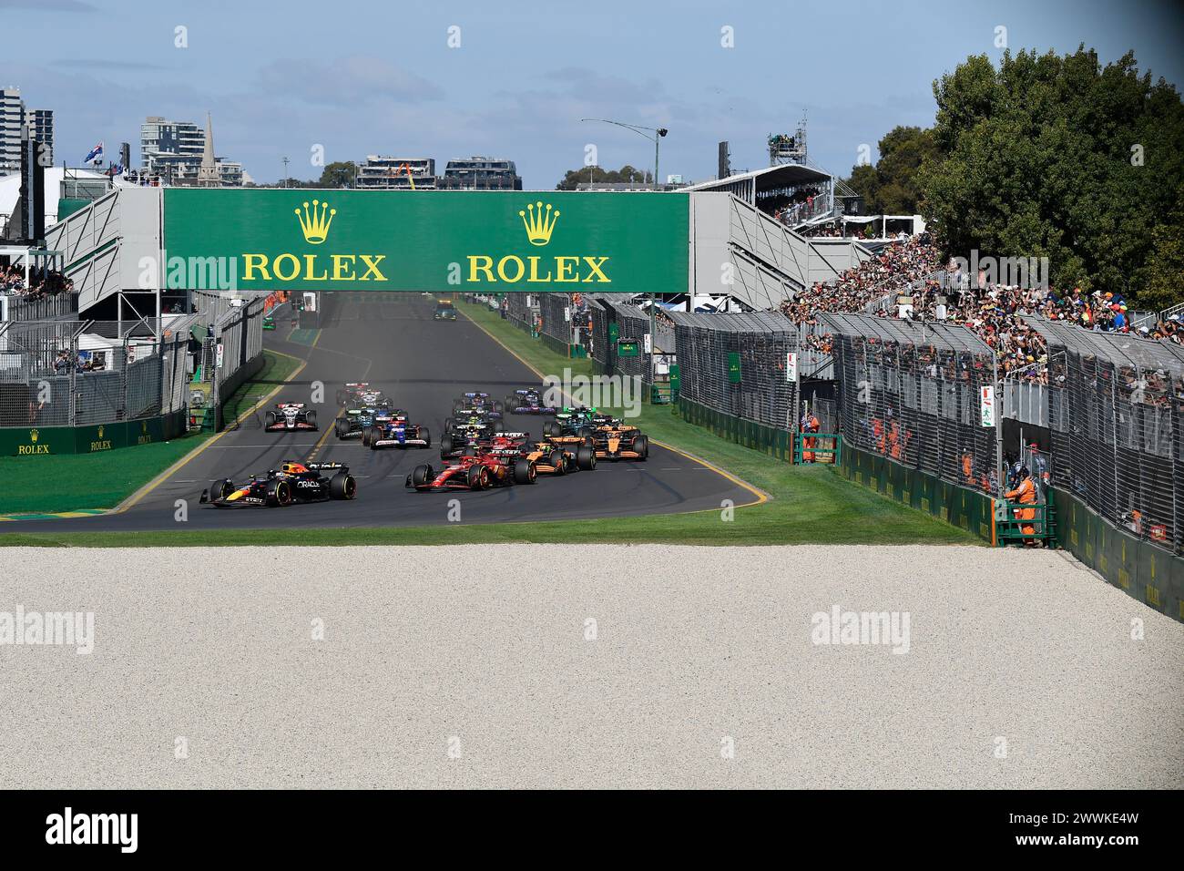 MELBOURNE, AUSTRALIA. 24 marzo 2024. La gara di Formula 1 all'Albert Park Circuit inizia mentre le vetture si dirigono verso la curva 1. FIA Formula 1 Rolex Australian Grand Prix 2024 3° round dal 22 al 24 marzo presso l'Albert Park Street Circuit di Melbourne, Australia. Crediti: Karl Phillipson/Alamy Live News. Foto Stock