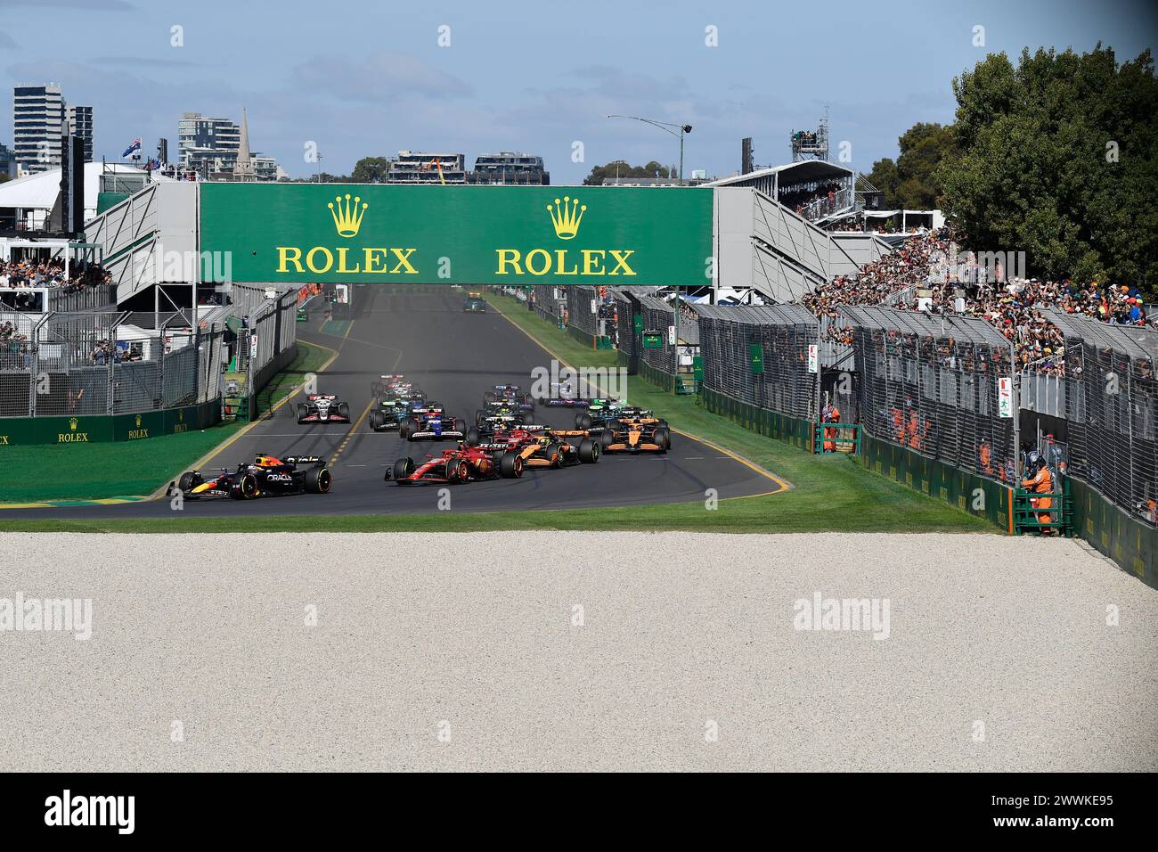 MELBOURNE, AUSTRALIA. 24 marzo 2024. La gara di Formula 1 all'Albert Park Circuit inizia mentre le vetture si dirigono verso la curva 1. FIA Formula 1 Rolex Australian Grand Prix 2024 3° round dal 22 al 24 marzo presso l'Albert Park Street Circuit di Melbourne, Australia. Crediti: Karl Phillipson/Alamy Live News. Foto Stock
