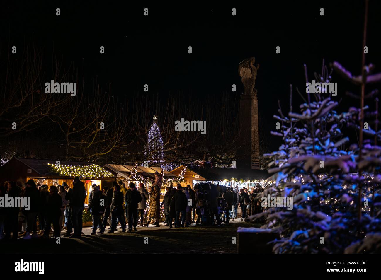 Descrizione: I visitatori del mercatino di Natale camminano lungo le bancarelle e godono dell'atmosfera invernale con la neve sugli alberi. Costanza (Costanza), Lak Foto Stock