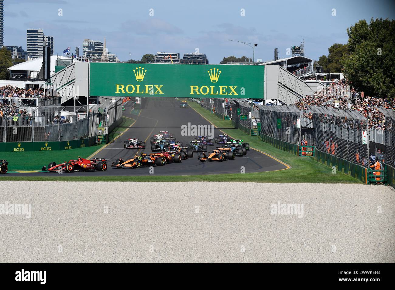 MELBOURNE, AUSTRALIA. 24 marzo 2024. La gara di Formula 1 all'Albert Park Circuit inizia mentre le vetture si dirigono verso la curva 1. FIA Formula 1 Rolex Australian Grand Prix 2024 3° round dal 22 al 24 marzo presso l'Albert Park Street Circuit di Melbourne, Australia. Crediti: Karl Phillipson/Alamy Live News. Foto Stock
