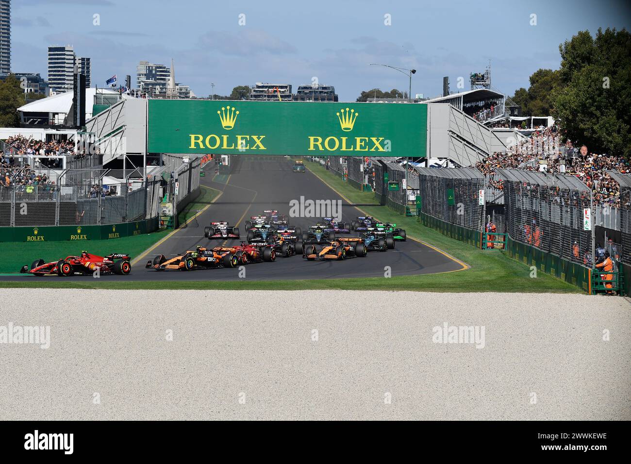 MELBOURNE, AUSTRALIA. 24 marzo 2024. La gara di Formula 1 all'Albert Park Circuit inizia mentre le vetture si dirigono verso la curva 1. FIA Formula 1 Rolex Australian Grand Prix 2024 3° round dal 22 al 24 marzo presso l'Albert Park Street Circuit di Melbourne, Australia. Crediti: Karl Phillipson/Alamy Live News. Foto Stock