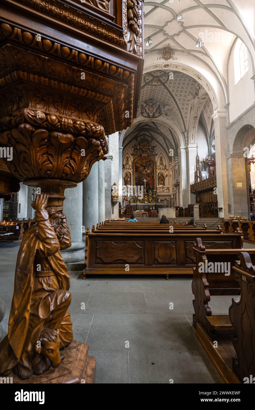 Descrizione: Una scultura in legno del capostipite Abramo con l'ariete porta la sedia sermone sulla sua testa nella cattedrale. Münster Unserer Lieben F. Foto Stock