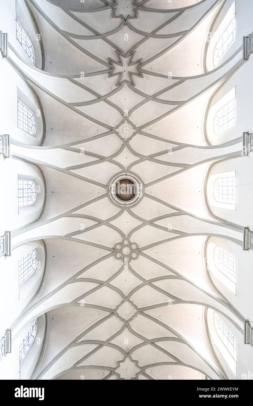 Descrizione: Soffitto bianco luminoso di una basilica romanica a tre navate, illuminata dal basso. Minster (Münster Unserer Lieben Foto Stock