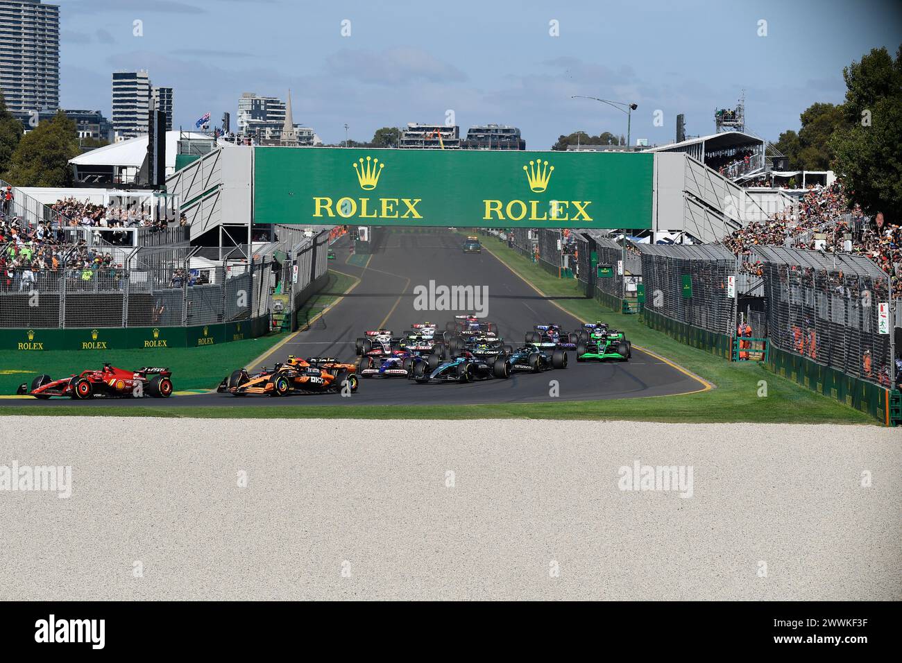 MELBOURNE, AUSTRALIA. 24 marzo 2024. La gara di Formula 1 all'Albert Park Circuit inizia mentre le vetture si dirigono verso la curva 1. FIA Formula 1 Rolex Australian Grand Prix 2024 3° round dal 22 al 24 marzo presso l'Albert Park Street Circuit di Melbourne, Australia. Crediti: Karl Phillipson/Alamy Live News. Foto Stock