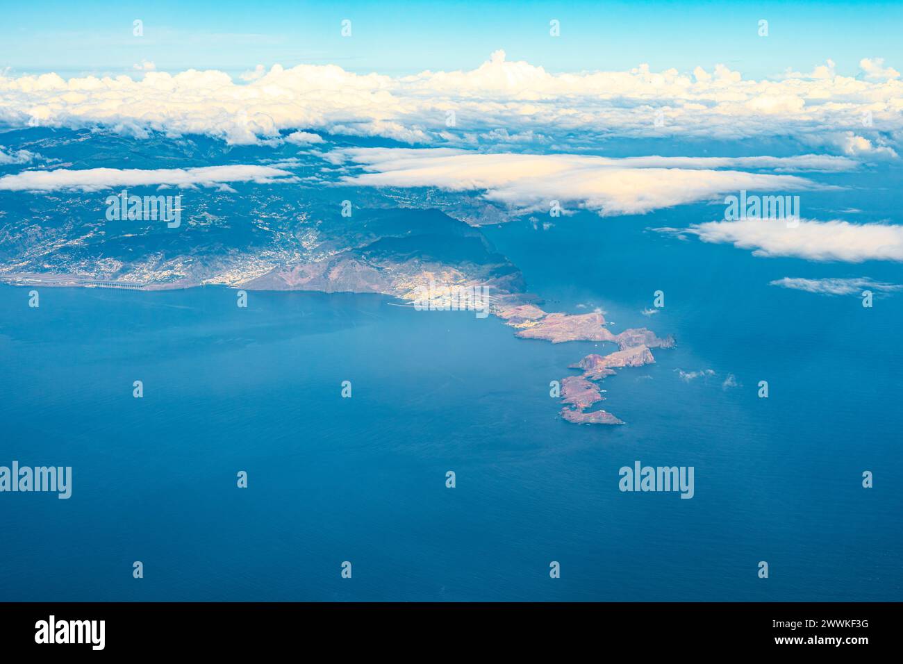 Descrizione: Vista aerea dell'oceano, della costa sud-orientale dell'isola di Madeira e delle colline ai piedi delle scogliere costiere di Sao Lourenco. Scatto alla luce del giorno, Foto Stock