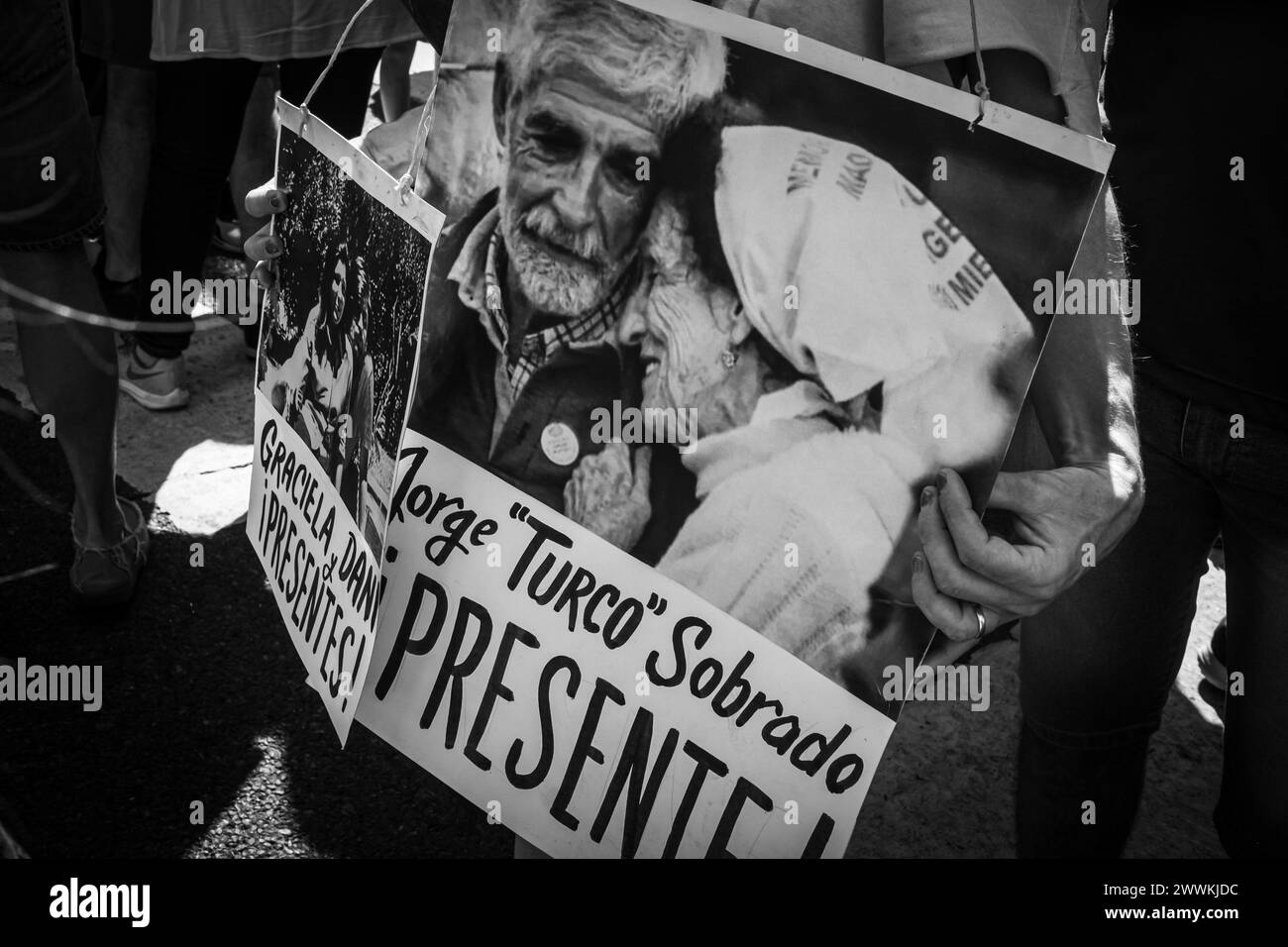 Buenos Aires, Buenos Aires, Argentina. 24 marzo 2024. Ogni 24 marzo migliaia di argentini si riuniscono per le strade per commemorare la giornata nazionale della memoria della verità e della giustizia in onore delle vittime dell'ultima dittatura militare.ogni 24 marzo, migliaia di argentini si riuniscono per le strade per commemorare la giornata nazionale della memoria per la verità e la giustizia in onore delle vittime dell'ultima dittatura militare. (Credit Image: © Daniella Fernandez Realin/ZUMA Press Wire) SOLO PER USO EDITORIALE! Non per USO commerciale! Crediti: ZUMA Press, Inc./Alamy Live News Foto Stock