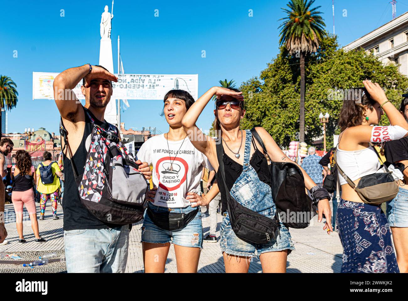 Buenos Aires, Buenos Aires, Argentina. 1 gennaio 2014. 24 marzo 2024 - Buenos Aires, Argentina - .in una soleggiata Plaza de Mayo si possono vedere tre giovani dimostranti, la donna al centro indossa una t-shirt che dice "ho messo la mia camicia. Sentenza e punizione" sul disegno di cappello militare in chiaro riferimento alla giunta militare che ha governato durante il processo militare. In occasione del 46° anniversario del colpo di Stato militare del 1976, l'Argentina si ferma a ricordare e riflettere su uno dei capitoli più oscuri della sua storia, onorando gli scomparsi e riaffermando il suo impegno per la verità, la giustizia e la memoria. Foto Stock