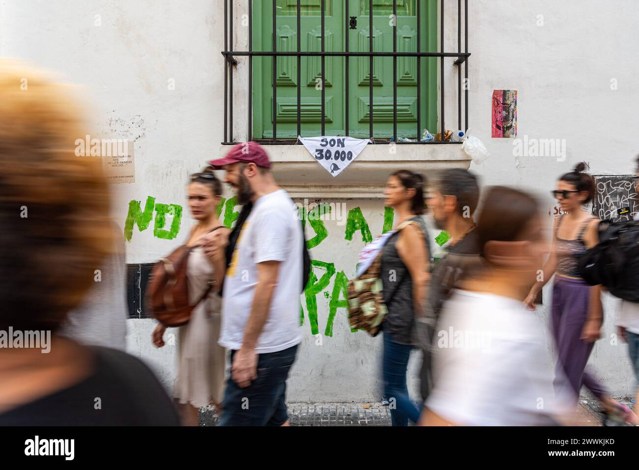 Buenos Aires, Buenos Aires, Argentina. 1 gennaio 2014. 24 marzo 2024 - Buenos Aires, Argentina - .diversi manifestanti che camminano e sullo sfondo un fazzoletto che dice 'sono 30.000'' appeso da una finestra in riferimento ai 30.000 scomparsi durante l'ultima dittatura militare in Argentina. In occasione del 46° anniversario del colpo di Stato militare del 1976, l'Argentina si ferma a ricordare e riflettere su uno dei capitoli più oscuri della sua storia, onorando gli scomparsi e riaffermando il suo impegno per la verità, la giustizia e la memoria. (Credit Image: © Maximiliano Ramos/ZUMA Press Wire) SOLO PER USO EDITORIALE! Foto Stock