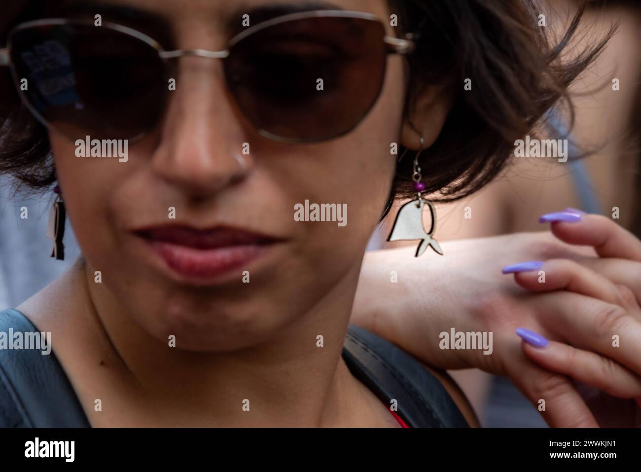 Buenos Aires, Buenos Aires, Argentina. 1 gennaio 2014. 24 marzo 2024 - Buenos Aires, Argentina - .volto di una donna che indossa un anello sull'orecchio con la forma del fazzoletto caratteristico delle 'nonne di Plaza de Mayo'' durante la manifestazione di oggi. In occasione del 46° anniversario del colpo di Stato militare del 1976, l'Argentina si ferma a ricordare e riflettere su uno dei capitoli più oscuri della sua storia, onorando gli scomparsi e riaffermando il suo impegno per la verità, la giustizia e la memoria. (Credit Image: © Maximiliano Ramos/ZUMA Press Wire) SOLO PER USO EDITORIALE! Non per USO commerciale! Foto Stock