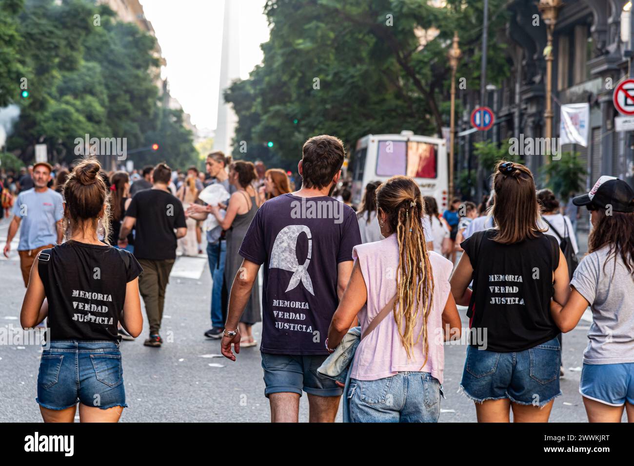 Buenos Aires, Buenos Aires, Argentina. 1 gennaio 2014. 24 marzo 2024 - Buenos Aires, Argentina - .passeggiando per le strade di Buenos Aires con l'Obelisco sullo sfondo, si possono vedere tre membri di una famiglia con t-shirt che dicono "memoria, verità e giustizia" nel 46° anniversario del colpo di stato militare del 1976, l'Argentina si ferma a ricordare e a riflettere su uno dei capitoli più bui della sua storia, onorando i scomparsi e riaffermando il suo impegno per la verità, la giustizia e la memoria. (Credit Image: © Maximiliano Ramos/ZUMA Press Wire) SOLO PER USO EDITORIALE! Non per USO commerciale! Foto Stock