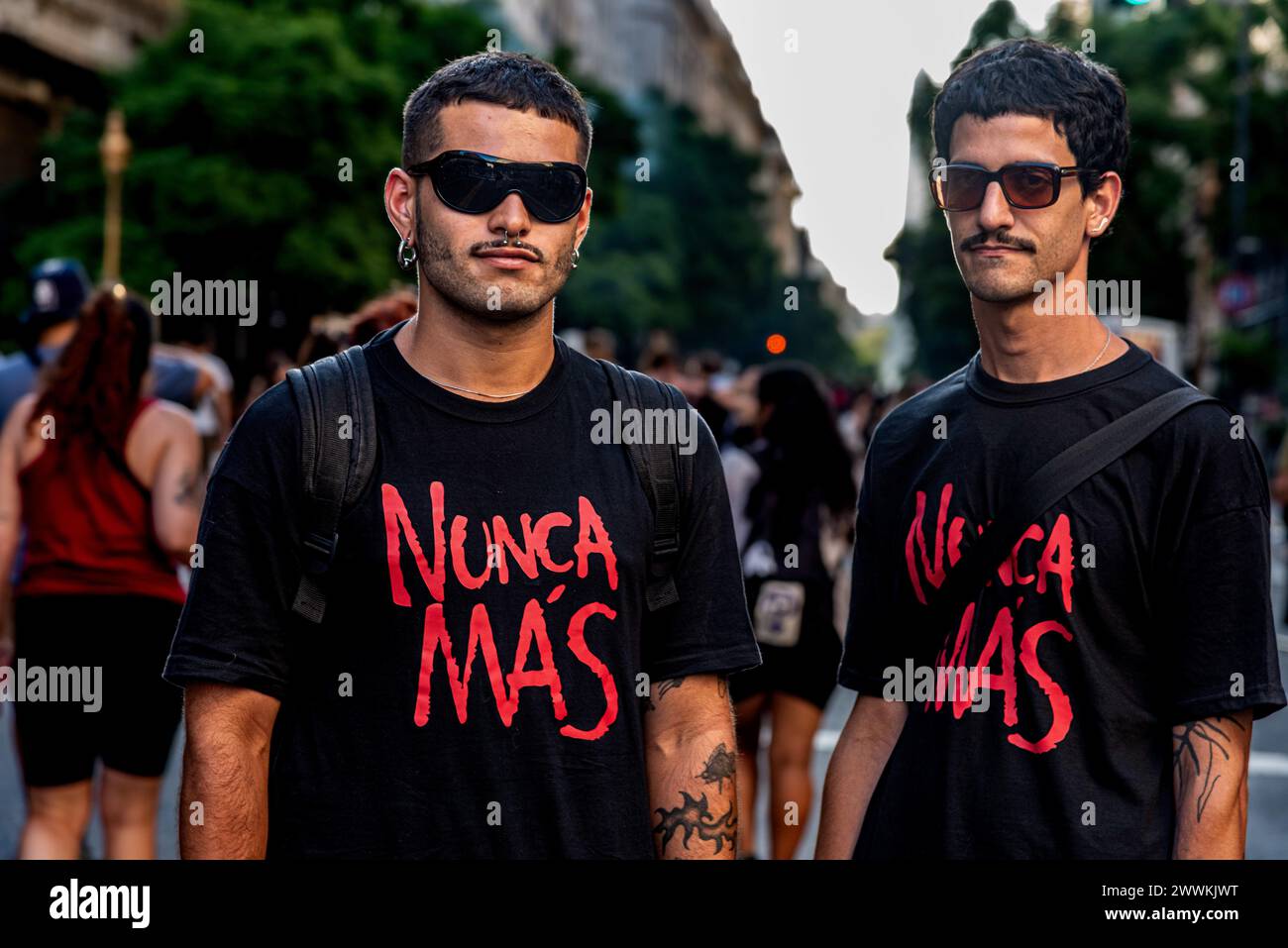 Buenos Aires, Buenos Aires, Argentina. 1 gennaio 2014. 24 marzo 2024 - Buenos Aires, Argentina - .due giovani uomini, vestiti completamente di nero e con occhiali scuri, indossano le loro t-shirt con la frase ''Nunca M‡S''' ''mai più'' scritta in rosso. In occasione del 46° anniversario del colpo di Stato militare del 1976, l'Argentina si ferma a ricordare e riflettere su uno dei capitoli più oscuri della sua storia, onorando gli scomparsi e riaffermando il suo impegno per la verità, la giustizia e la memoria. (Credit Image: © Maximiliano Ramos/ZUMA Press Wire) SOLO PER USO EDITORIALE! Non per USO commerciale! Foto Stock