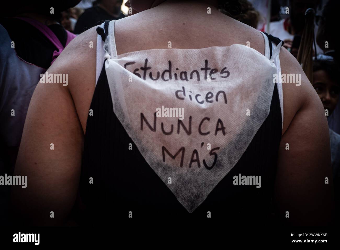 Buenos Aires, Buenos Aires, Argentina. 24 marzo 2024. Ogni 24 marzo migliaia di argentini si riuniscono per le strade per commemorare la giornata nazionale della memoria della verità e della giustizia in onore delle vittime dell'ultima dittatura militare.ogni 24 marzo, migliaia di argentini si riuniscono per le strade per commemorare la giornata nazionale della memoria per la verità e la giustizia in onore delle vittime dell'ultima dittatura militare. Crediti: ZUMA Press, Inc./Alamy Live News Foto Stock