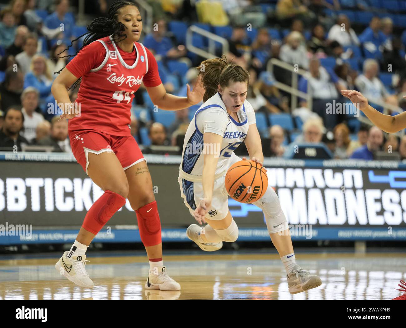 Lauren Jensen (15), guardia dei Creighton Bluejays, guida al basket durante il torneo femminile NCAA 2024 - Round of 64, Los Angles, California, sabato 23 marzo 2024. Creighton Blue Jays batte UNLV 87-73 (David Venezia / immagine dello sport) Foto Stock