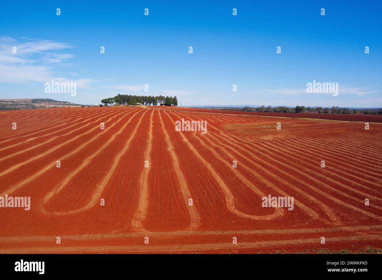 Aerea di terreni agricoli di origine vulcanica rossa appena arati vicino a Wooroolin Queensland Australia Foto Stock
