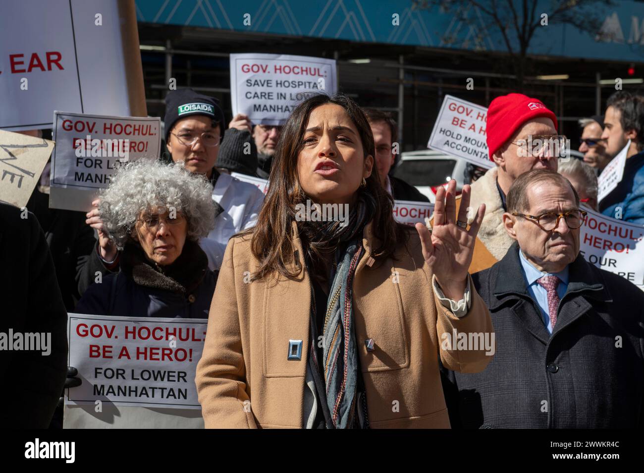 New York, Stati Uniti. 24 marzo 2024. Carlina Rivera, membro del Consiglio comunale di New York, parla ad una manifestazione per mantenere aperto il Mount Sinai Beth Israel Hospital mentre si avvicina la chiusura prevista di luglio del campus di 16 Street. (Foto di Ron Adar/SOPA Images/Sipa USA) credito: SIPA USA/Alamy Live News Foto Stock