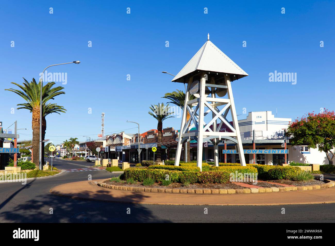 La torre campanaria Spotted Gum indica l'ingresso al centro di Dalby in Cunningham Street Dalby Queensland Australia Foto Stock