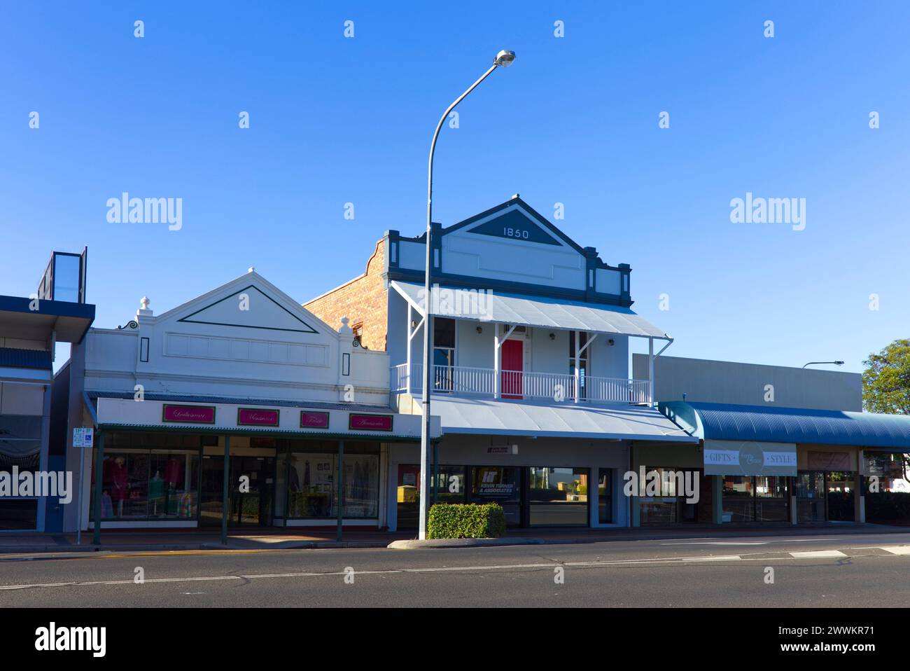 Paesaggio storico con edifici del 1850 ancora in uso oggi su Cunningham Street Dalby Queensland Australia Foto Stock