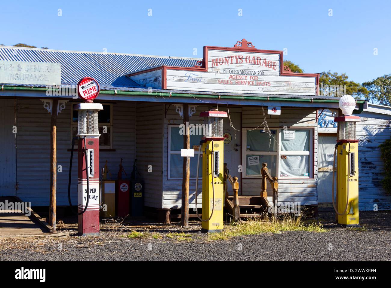 Il Monty's Garage and Vintage Car Museum è un garage in stile anni '1940 a Sybil Street, Glenmorgan, Queensland, Australia Foto Stock
