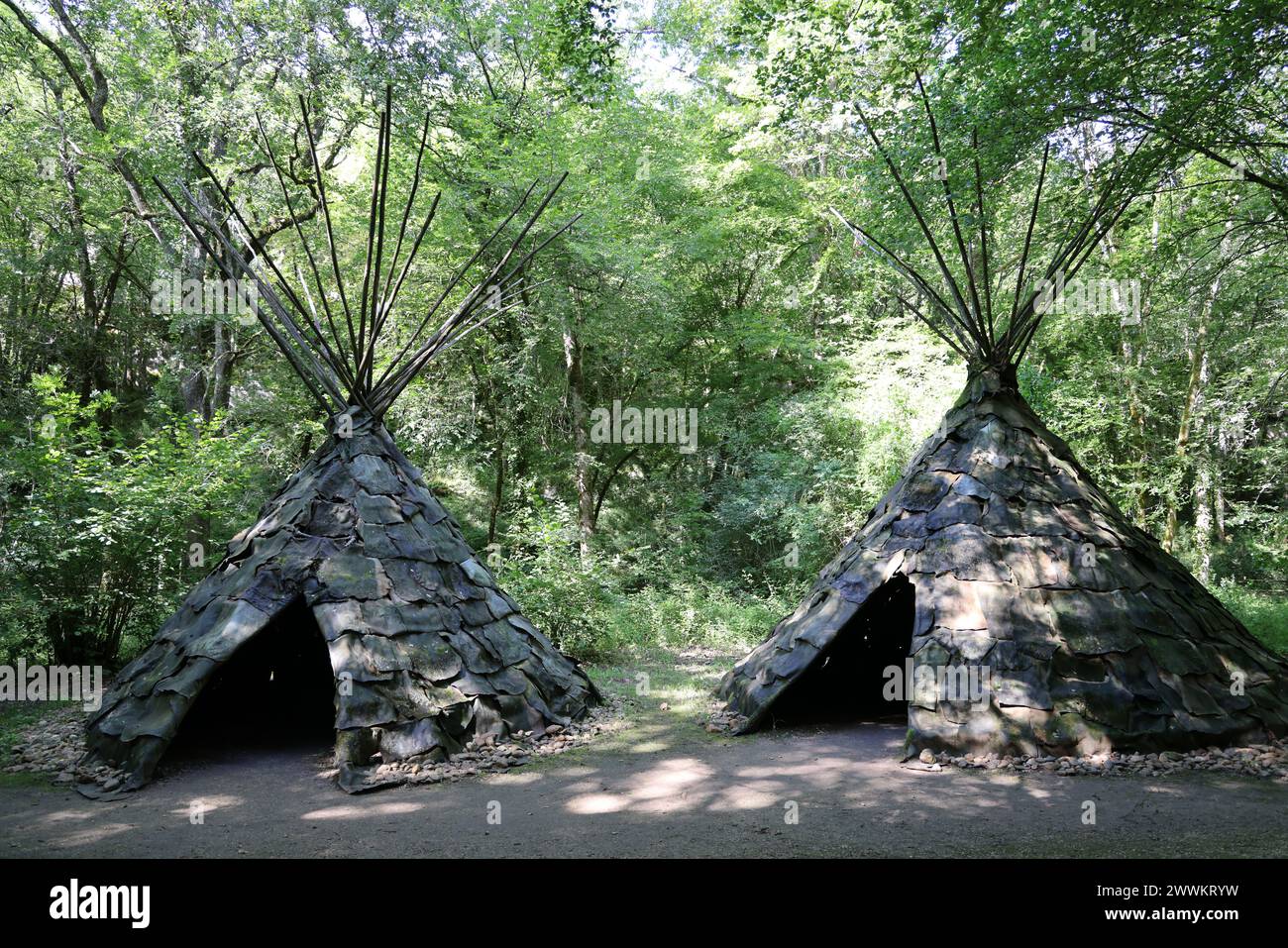 Scena di vita durante la preistoria ricostruita al Parco Prehisto nella valle del fiume Vézère nel Périgord Noir nella regione delle grotte di Lascaux. Tursac, Pér Foto Stock