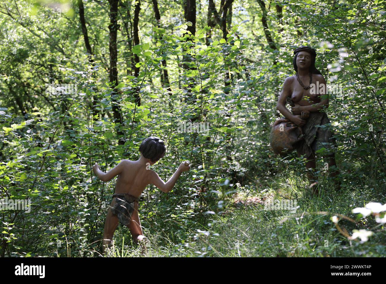 Scena di vita durante la preistoria ricostruita al Parco Prehisto nella valle del fiume Vézère nel Périgord Noir nella regione delle grotte di Lascaux. Tursac, Pér Foto Stock