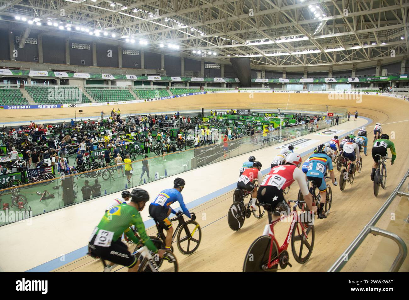 Rio de Janeiro, Brasile. 24 marzo 2024. Il campo maschile dei piloti è disposto lungo il fondo della pista mentre i tifosi fanno il tifo nel Velodromo Olimpico di Rio De Janeiro, Brasile. Crediti: Casey B. Gibson/Alamy Live News Foto Stock