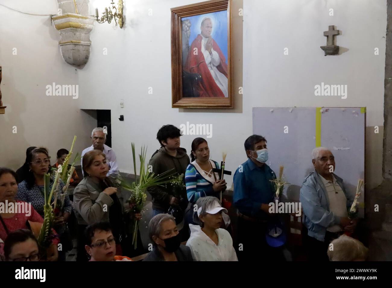 Non esclusiva: Un devoto cattolico partecipa con i propri rami di palma alla messa della domenica delle Palme alla 181a edizione della passione, morte e risurrezione Foto Stock