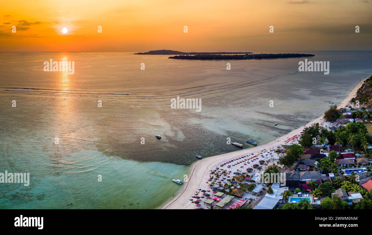 Vista aerea di uno splendido tramonto tropicale e spiaggia sabbiosa (Isole Gili, Indonesia) Foto Stock