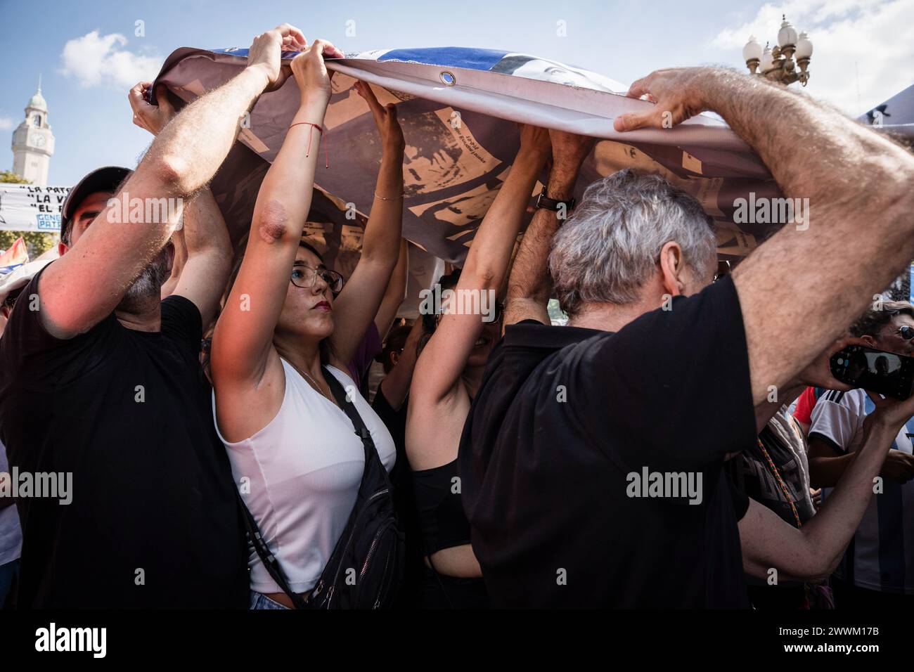 Buenos Aires, Argentina. 24 marzo 2024. I manifestanti portano la bandiera con i volti di coloro che sono scomparsi dalla dittatura militare. Mobilitazione 48 anni dopo l'ultimo colpo di Stato civile-militare in Argentina con gli slogan "memoria sì” e "mai più”. (Foto di Santiago Oroz/SOPA Images/Sipa USA) credito: SIPA USA/Alamy Live News Foto Stock