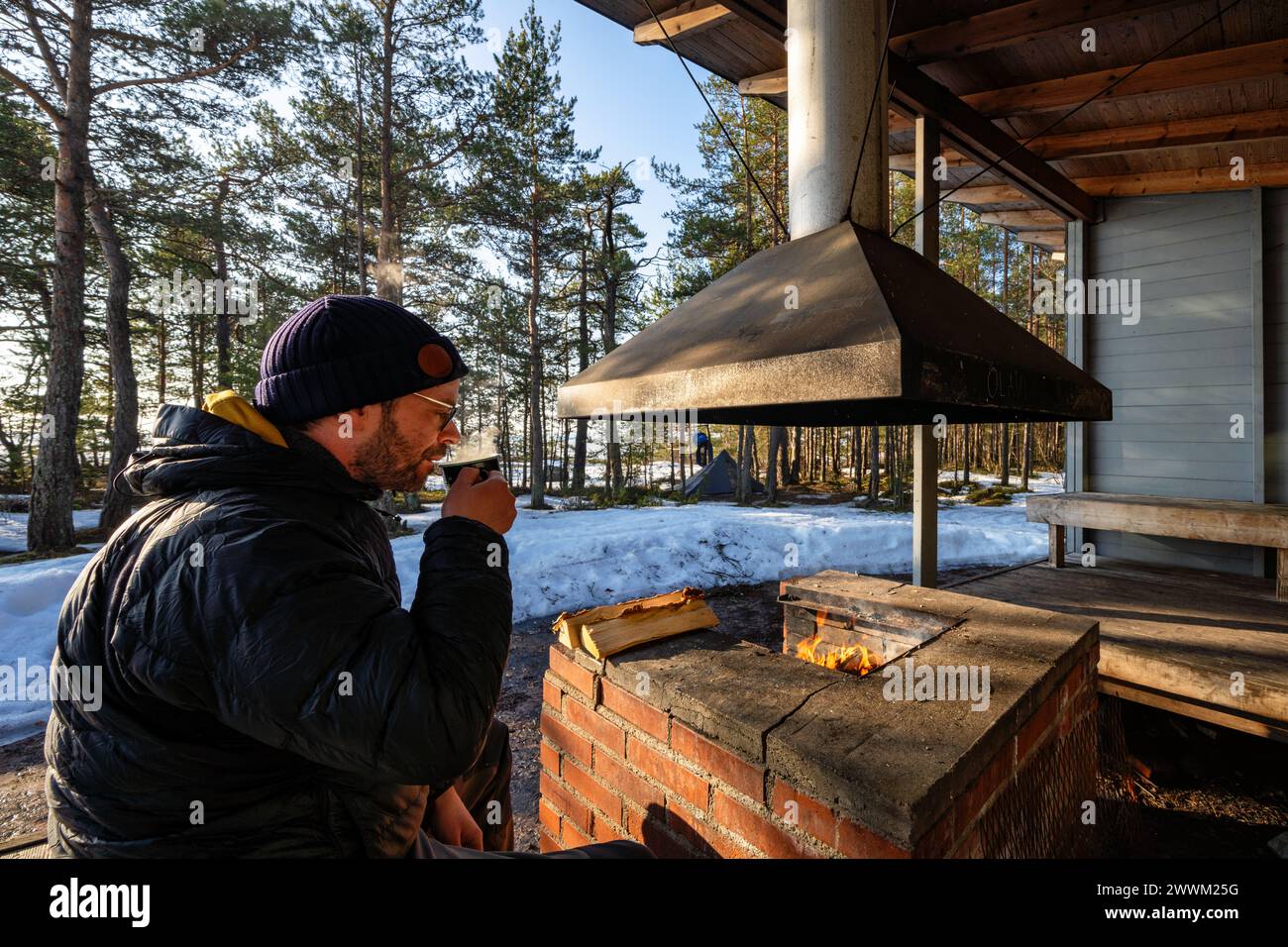 Goditi una bevanda calda all'isola di Pirttisaari, Porvoo, Finlandia Foto Stock