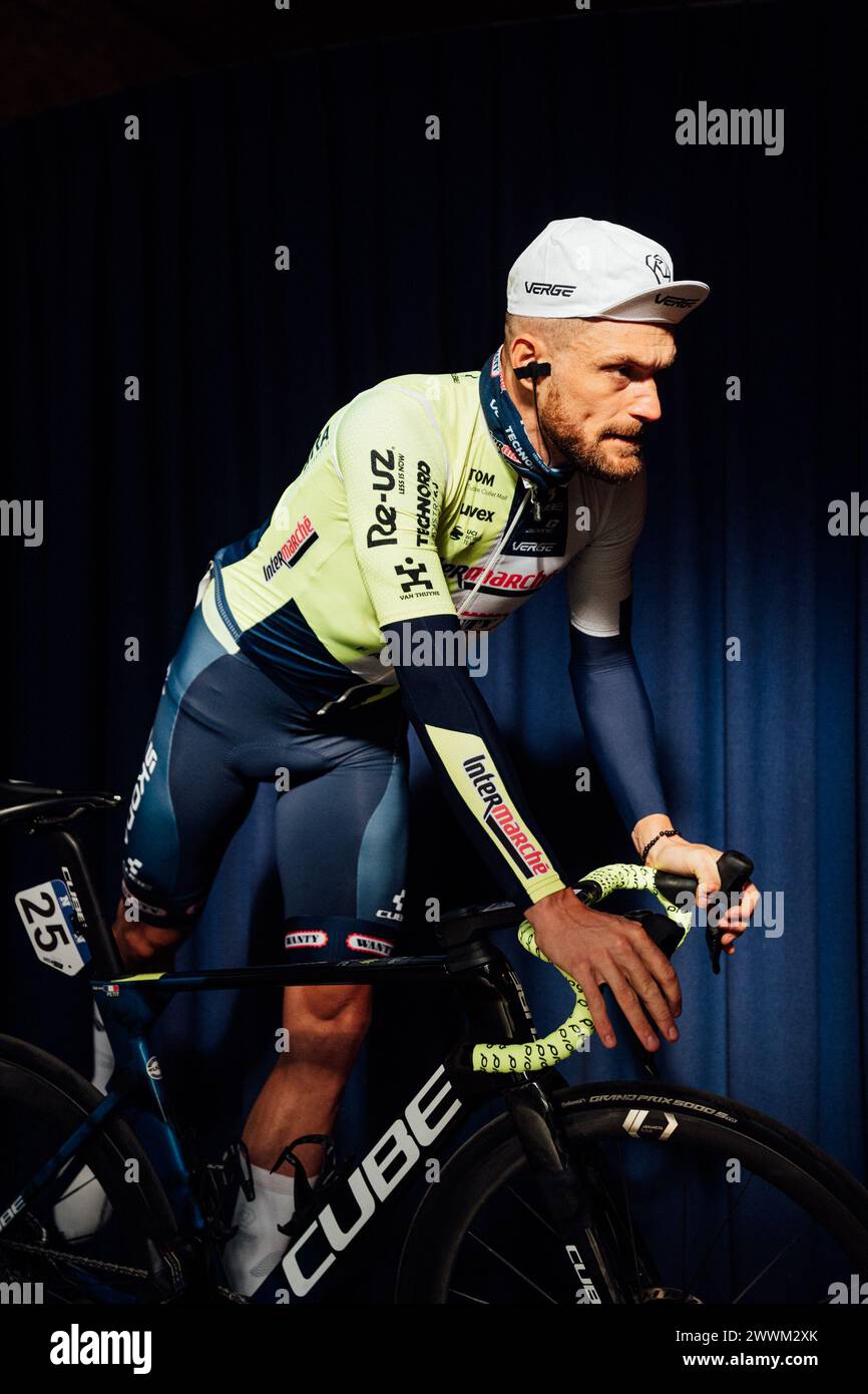 Wevelgem, Belgio. 24 marzo 2024. Foto di Zac Williams/SWpix.com - 24/03/2024 - Ciclismo - 2024 Gent Wevelgem nei campi delle Fiandre - Adrien Petit, Intermarche - Wanty. Crediti: SWpix/Alamy Live News Foto Stock