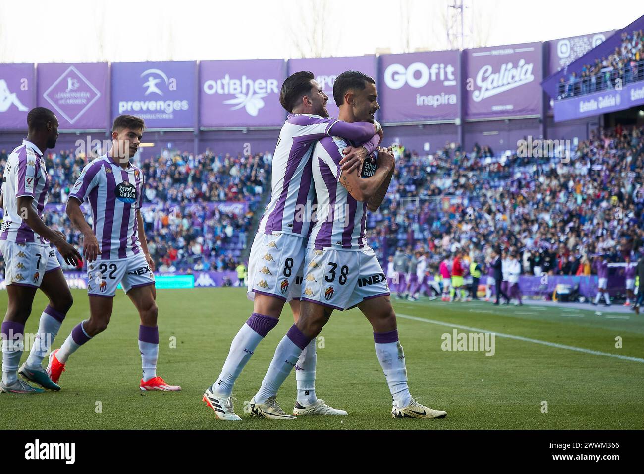 Valladolid, Spagna. 24 marzo 2024. Israel Salazar (R) del Real Valladolid celebra il suo gol contro l'SD Eibar con Ramon Rodriguez, conosciuto come Moncho (L) del Real Valladolid durante la partita di calcio 2023/24 della settimana 32 della LaLiga Hypermotion tra il Real Valladolid e l'SD Eibar allo stadio Jose Zorrilla. Punteggio finale: Real Valladolid 3 : 1 SD Eibar (foto di Federico Titone/SOPA Images/Sipa USA) credito: SIPA USA/Alamy Live News Foto Stock