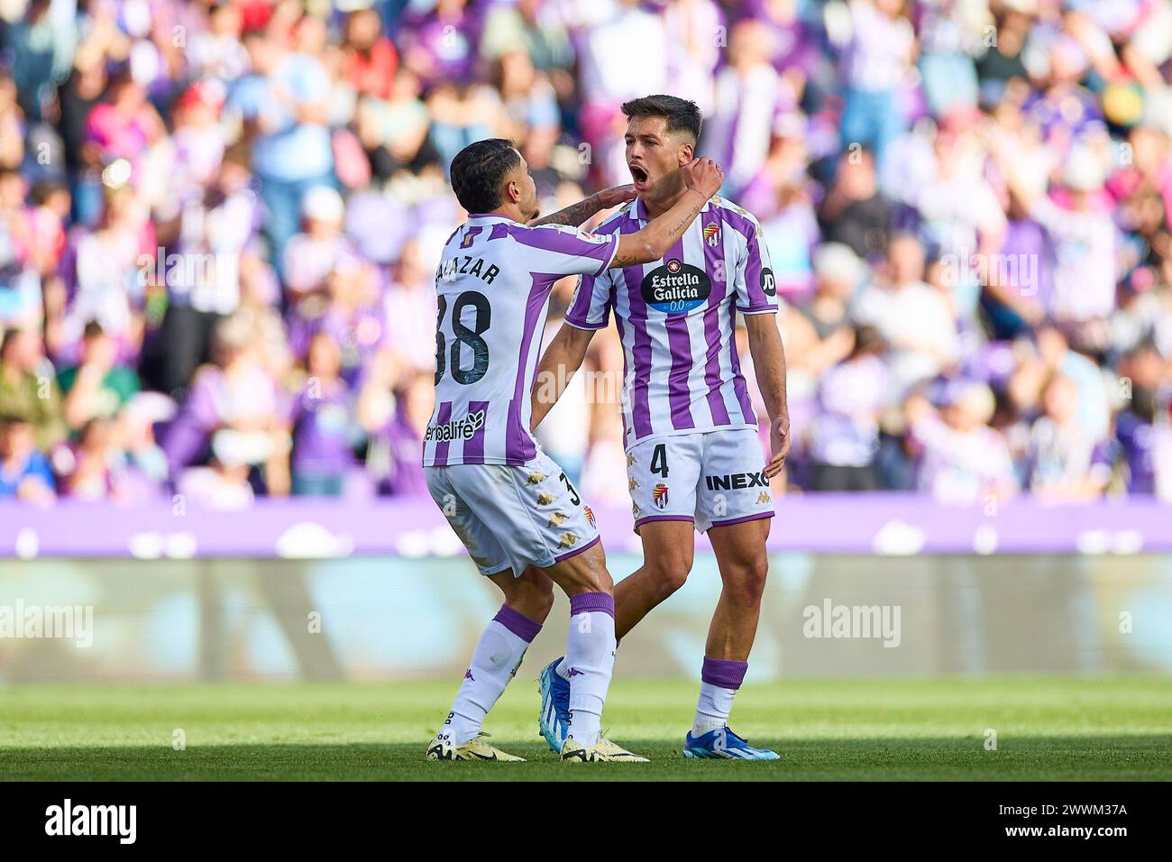 Valladolid, Spagna. 24 marzo 2024. Victor Meseguer (R) del Real Valladolid celebra il suo gol contro l'Eibar con Israel Salazar (L) del Real Valladolid durante la partita di calcio della settimana 32 della LaLiga Hypermotion 2023/24 tra il Real Valladolid e l'SD Eibar allo stadio Jose Zorrilla. Punteggio finale: Real Valladolid 3:1 SD Eibar credito: SOPA Images Limited/Alamy Live News Foto Stock