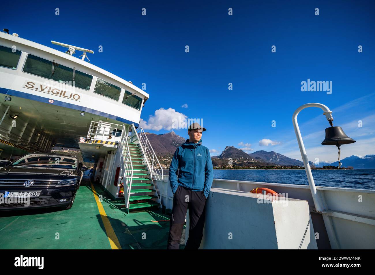 Sul traghetto tra Maderno e Torri del Benaco sul Lago di Garda, Italia Foto Stock